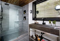 Une salle de bain moderne au cachet rustique